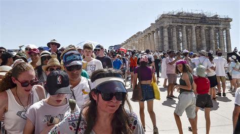 Greece starts limiting Acropolis daily visitors to tackle overtourism